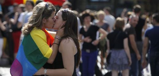V Paříži se uskutečnil pochod Gay Pride za větší práva homosexuálů. 