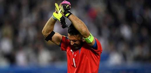 Italský brankář Gianluigi Buffon se po utkání s Německem neubránil slzám.