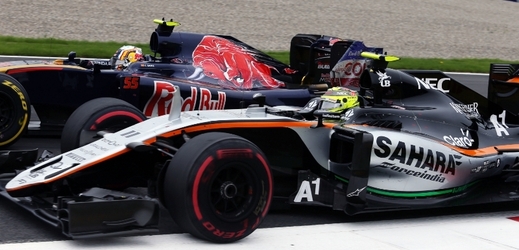 Hamilton se dostal před Rosberga v posledním kole po vzájemné kolizi (ilistrační foto).