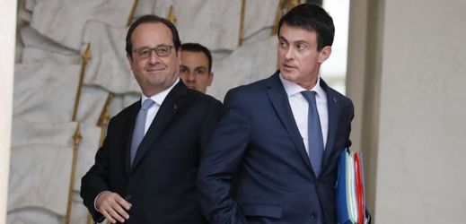 Francouzský prezident François Hollande (vpravo) společně s ministerským předsedou Manuelem Vallsem.