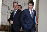 Francouzský prezident François Hollande (vpravo) společně s ministerským předsedou Manuelem Vallsem.