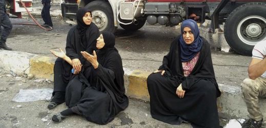 Irácké ženy čekají na své pohřešované příbuzné ve čtvrti Karráda.