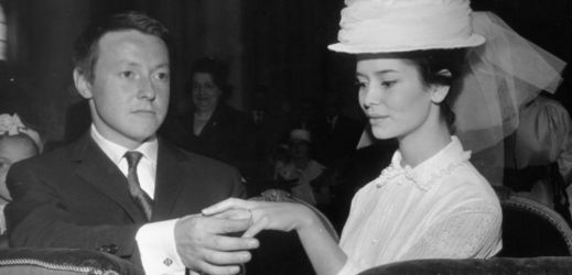 Roger Dumas během svatby s francouzskou herečkou Marie-José Natovovo v roce 1960.