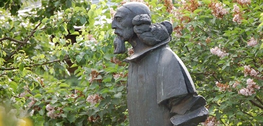 Na snímku bronzová socha Jana Amose Komenského z dílny Josefa Vajceho.