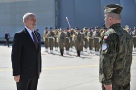 Polský ministr obrany Antoni Macierewicz vyprovází vojáky mise na Blízkém východě.