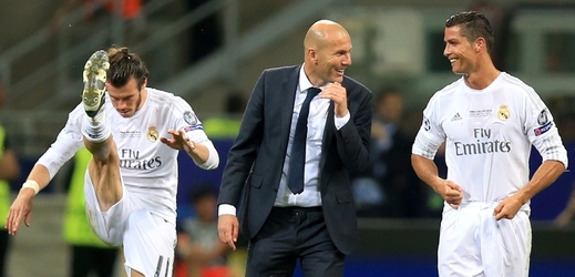 Velšan Gareth Bale (vlevo), trenér Zinedine Zidane (uprostřed) a Cristiano Ronaldo při ápase Realu Madrid.
