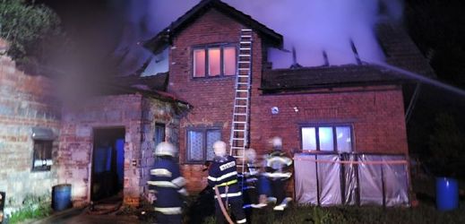 Při požáru rodinného domu v Nové Vsi nad Popelkou na Semilsku objevili hasiči torzo ohořelého těla.