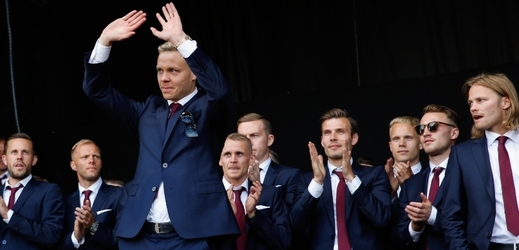Islandské fotbalisty přivítalo doma na třicet tisíc fanoušků.