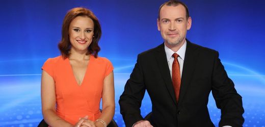 Premiérové pásmo zpravodajské relace TV Barrandov uvedli moderátoři Petra Pšeničná a René Hnilička.