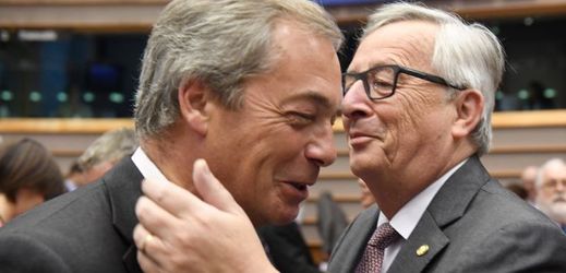 Jean-Claude Juncker (vpravo) a Nigel Farage.