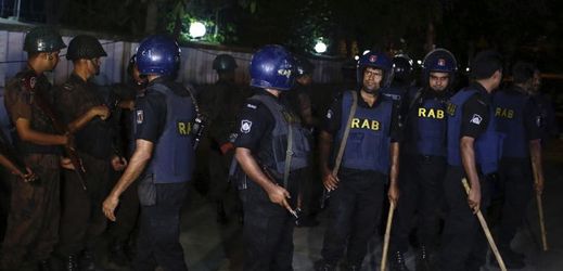Bangladéšské bezpečností složky zasahující na místě útoku.