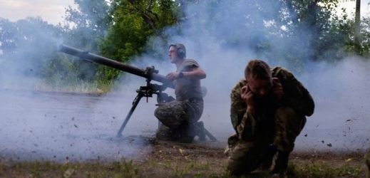 Separatisté, usilující o odtržení Doněcké lidové republiky a Luhanské lidové republiky, podporovaní Moskvou, útočí na ukrajinské vojáky (ilustrační foto).
