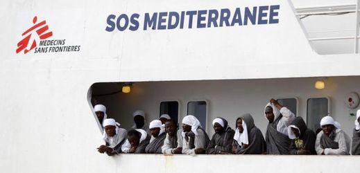 Zachránění migranti na lodi.