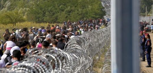 Migranti se znovu pokoušeli překonat maďarský plot.