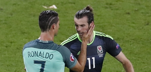 Cristiano Ronaldo se sedmičkou a jeho klubový spoluhráč Gareth Bale. 