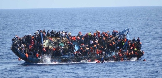 Potápějící se loď s migranty (ilustrační foto). 