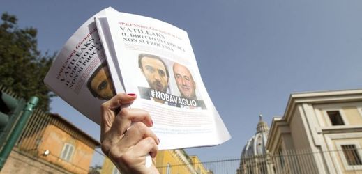 Vatikánský soud zprostil obžaloby dva italské novináře, kteří napsali o údajné zpronevěře ve Vatikánu. 