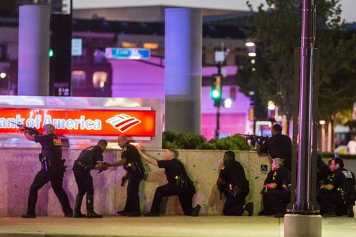 Policisté při zásahu proti neznámým útočníkům v Dallasu.