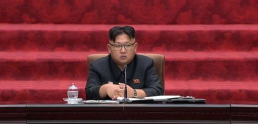 Vůdce KLDR Kim Čong-un na jednání severokorejského parlamentu, který nejnovější sankce USA vůči KLDR označil za "vyhlášení války".