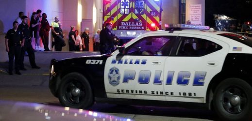 Policejní auto při přestřelce v Dallasu. 