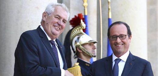 Prezidenti Miloš Zeman a François Hollande při posledním setkání.  