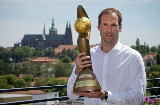 Gólman Petr Čech s trofejí pro nejlepšího českého fotbalistu.