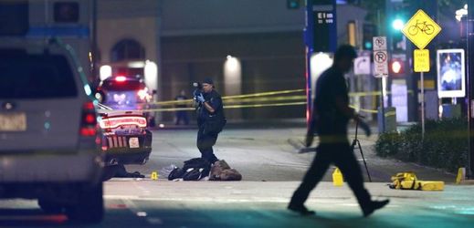 Nejméně jeden odstřelovač zabil pět policistů.