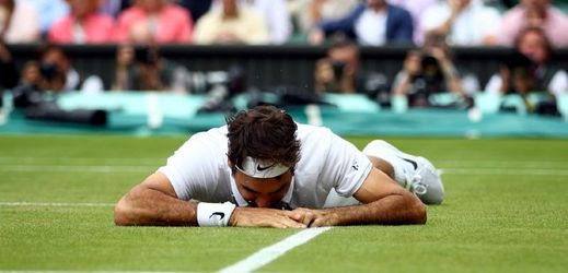Federer na kolenou. 