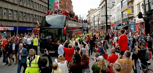 Fotbalisté Walesu na střeše autobusu. 