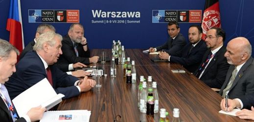 Český prezident Miloš Zeman (druhý zleva) jednal na okraj summitu NATO ve Varšavě s afghánským prezidentem Ašrafem Ghaním (vpravo).
