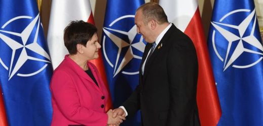 Polská premiérka Beata Szydlová vítá prezidenta Gruzie Giorgiho Margvelashviliho na summitu NATO.