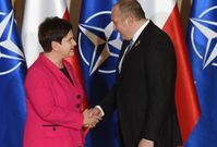 Polská premiérka Beata Szydlová vítá prezidenta Gruzie Giorgiho Margvelashviliho na summitu NATO.