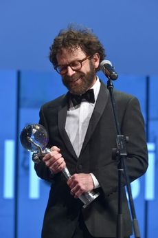 Cenu prezidenta festivalu převzal americký oscarový scenárista, režisér a producent Charlie Kaufman.