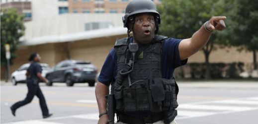 Policisté v Dallasu jsou v pohotovosti, vyhrožuje jim anonym.
