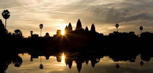 Kambodžský chrámový komplex Angkor Vat při západu slunce.