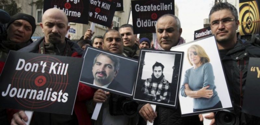 Turečtí novináři s fotografiemi svých kolegů, kteří zemřeli. Morie Colvinová je zobrazena na krajní pravé fotografii.