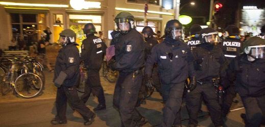 Střet policie s levicovými demonstranty v Berlíně.