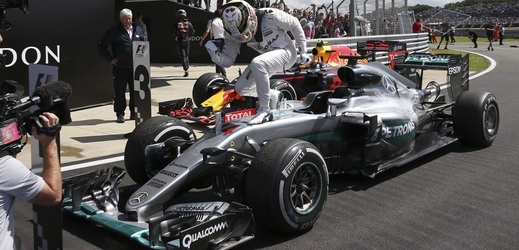 Vítězný Lewis Hamilton. 