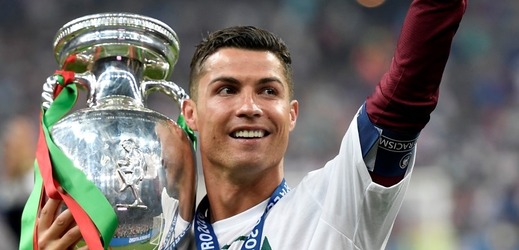 Cristiano Ronaldo s mistrovským pohárem.