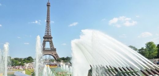 Eiffelova věž v Paříži bude po celý pondělní den zavřená. 