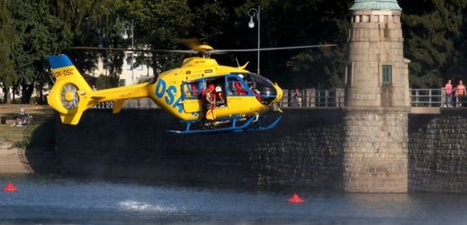 Při záchranné akce na přehradě zasahoval i vrtulník (ilustrační foto).