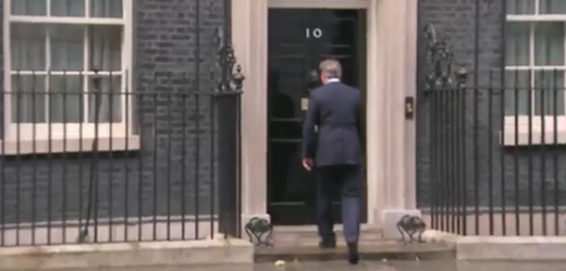 David Cameron si po oznámení své rezignace broukal.