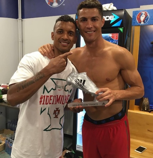 Cristiano Ronaldo věnoval Nanimu svou stříbrnou kopačku.
