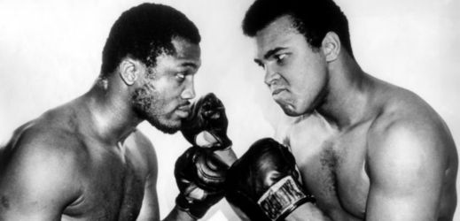 Do dražby jdou rukavice, se kterými Joe Frazier (vlevo) boxoval při slavném zápase s Muhammadem Alim (vpravo) v roce 1971.