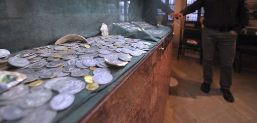 Nálezce našel v keramické nádobě více než tři stovky zlatých a stříbrných mincí z doby třicetileté války.