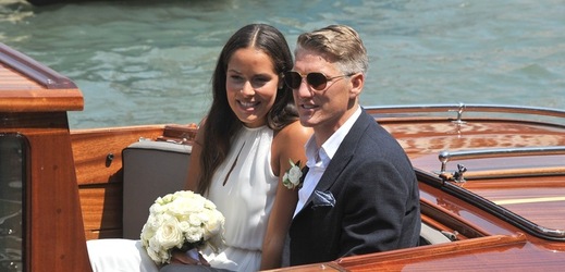 Německý fotbalista Bastian Schweinsteiger a srbská tenistka Ana Ivanovičová jsou manželé. 