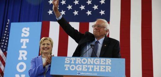 Senátor Bernie Sanders oficiálně podpořil kandidaturu Hillary Clintonové.