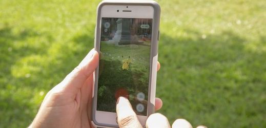Hra Pokémon Go vede hráče k pohybu tím, že v reálném světe musí sbírat zvířátka, jako je například známý Pikachu.