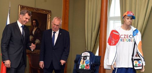 Prezident Miloš Zeman (vpravo) přijal 12.července v Praze předsedu Českého olympijského výboru Jiřího Kejvala (vlevo).