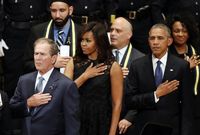 Bývalý prezident Georg Bush, první dáma Michelle Obama a prezident USA Barrack Obama uctili v Dallasu památku zabitých policistů.